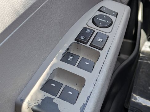 Used 2019 Hyundai Elantra SE w/ Winter Weather Package FWD image 19