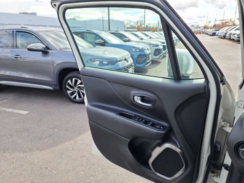 Used 2018 Jeep Renegade Limited w/ Safety & Security Group image 28