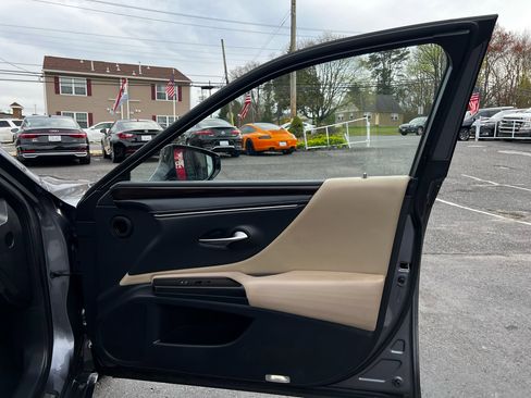 Used 2019 Lexus ES 300h w/ Luxury Package image 22