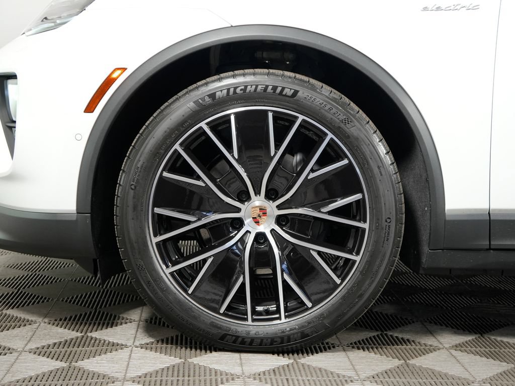 Certified 2026 Porsche Macan 4 Electric AWD/4WD image 40