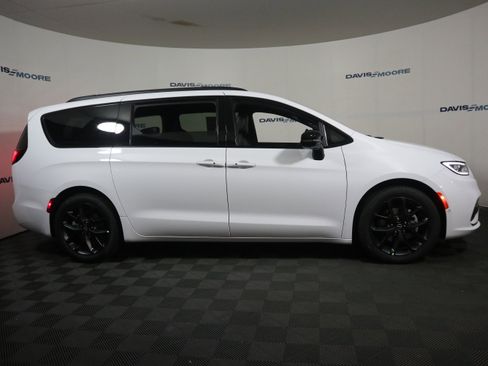 New 2026 Chrysler Pacifica Select FWD image 4