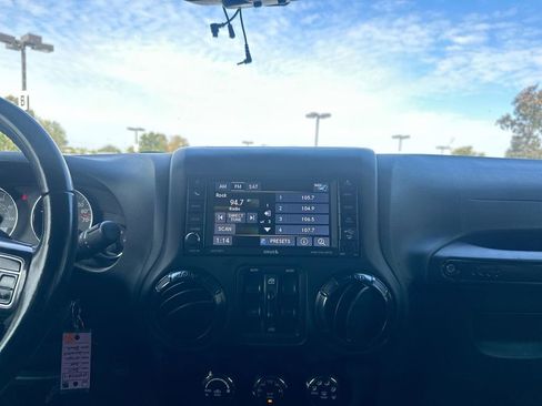 Used 2017 Jeep Wrangler Unlimited Rubicon image 32