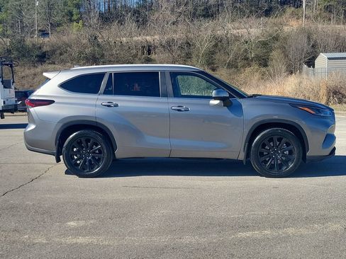 Used 2025 Toyota Highlander XLE image 2