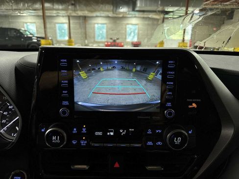 Used 2022 Toyota Highlander XLE AWD/4WD image 26