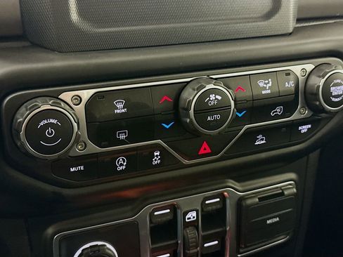 Used 2021 Jeep Gladiator Sport image 16