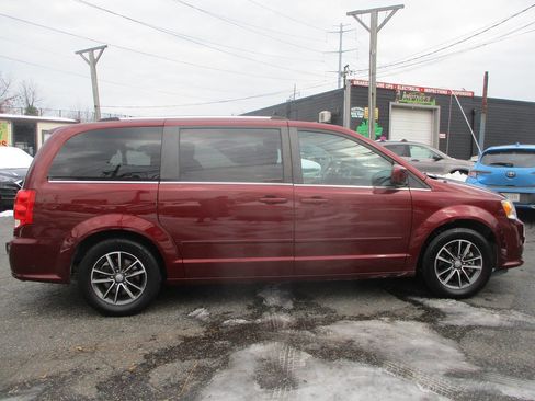 Used 2017 Dodge Grand Caravan SXT image 5