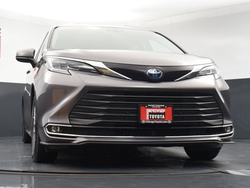 Used 2022 Toyota Sienna XLE image 33