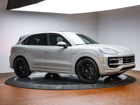 Certified 2025 Porsche Cayenne E-Hybrid AWD/4WD image 15