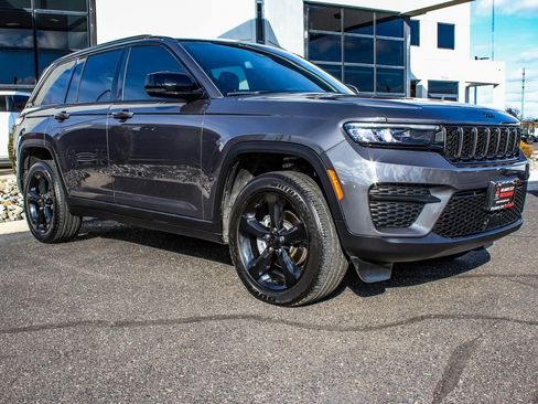 Used 2024 Jeep Grand Cherokee Altitude image 3