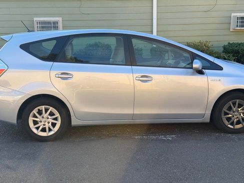 Used 2014 Toyota Prius V Two image 4