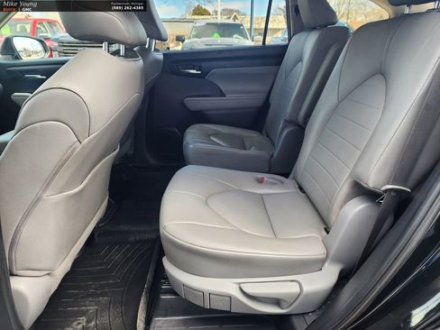 Used 2020 Toyota Highlander XLE image 12