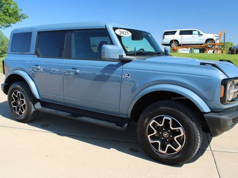 Used 2025 Ford Bronco Outer Banks AWD/4WD image 3