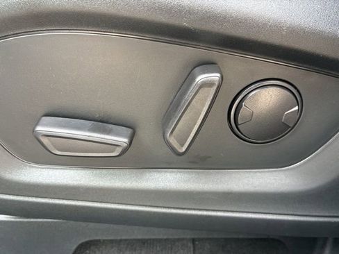 Used 2022 Ford Explorer XLT w/ Equipment Group 202A image 18