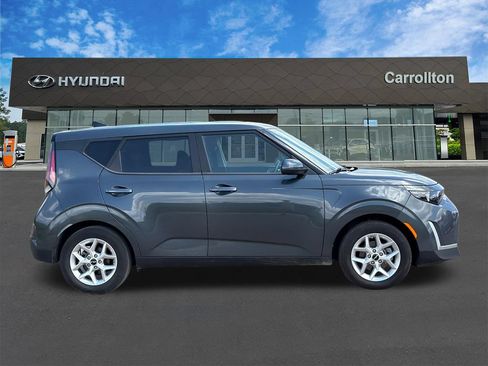 Used 2025 Kia Soul LX w/ LX Technology Package FWD image 4
