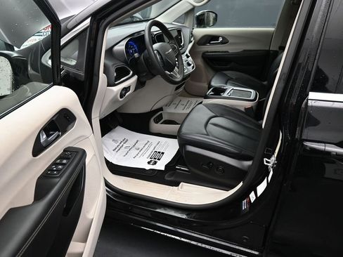 Used 2024 Chrysler Pacifica Touring-L FWD image 15