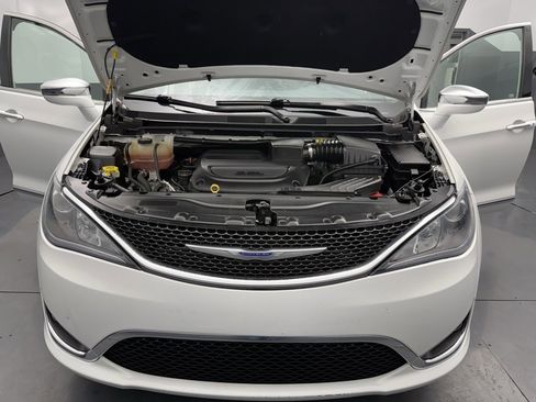 Used 2020 Chrysler Pacifica Limited w/ 8-pass Seating Package image 15