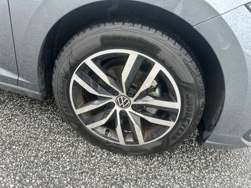 Used 2025 Volkswagen Jetta SE FWD image 4
