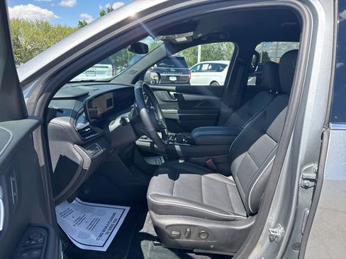 Used 2025 Buick Enclave Preferred FWD image 9