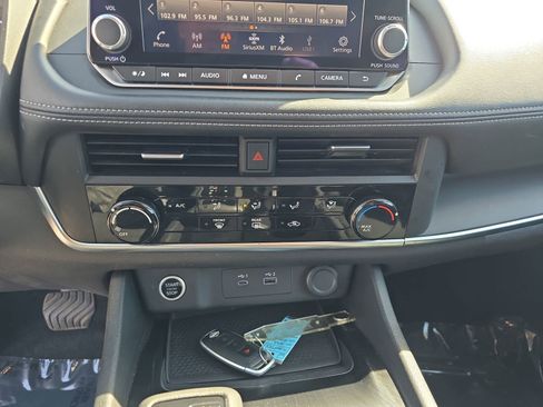 Used 2023 Nissan Rogue S image 23