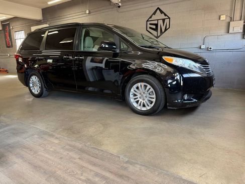 Used 2015 Toyota Sienna XLE Premium FWD image 4