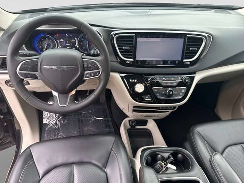 Used 2023 Chrysler Pacifica Touring-L FWD image 12