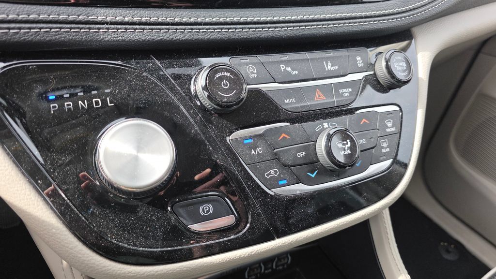 Used 2023 Chrysler Pacifica Limited FWD image 19