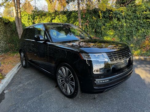 Used 2025 Land Rover Range Rover SE image 3