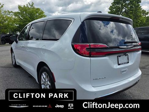 Used 2026 Chrysler Pacifica Select FWD image 6