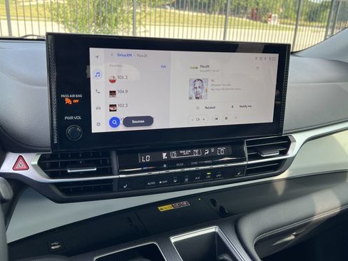Used 2025 Toyota Sienna XLE FWD image 15