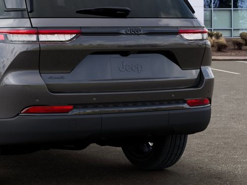 New 2025 Jeep Grand Cherokee Limited w/ Trailer Tow Package AWD/4WD image 13