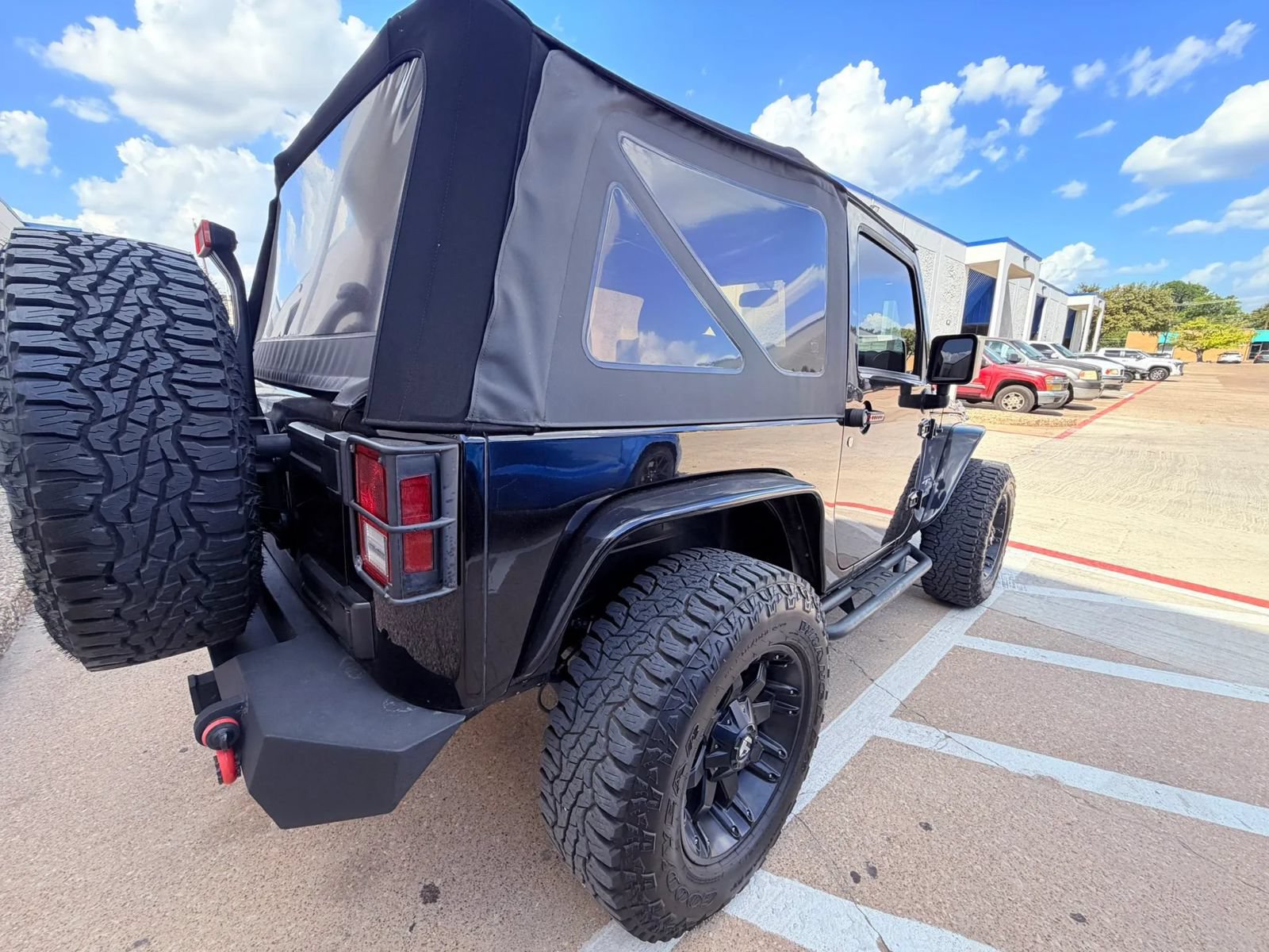 Used 2017 Jeep Wrangler Sahara w/ Connectivity Group AWD/4WD image 5