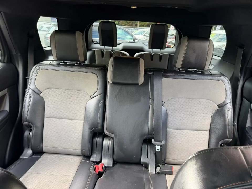 Used 2017 Ford Explorer XLT w/ Equipment Group 202A AWD/4WD image 29
