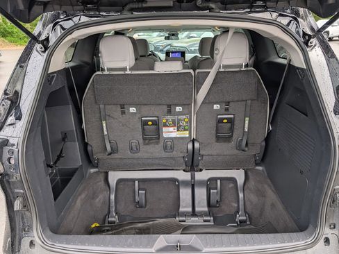 Used 2025 Toyota Sienna LE AWD/4WD image 17