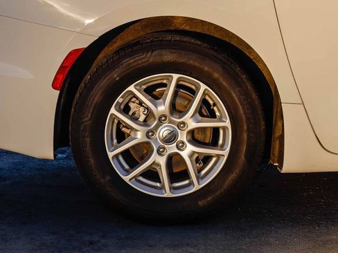 Certified 2024 Chrysler Pacifica Touring-L image 12