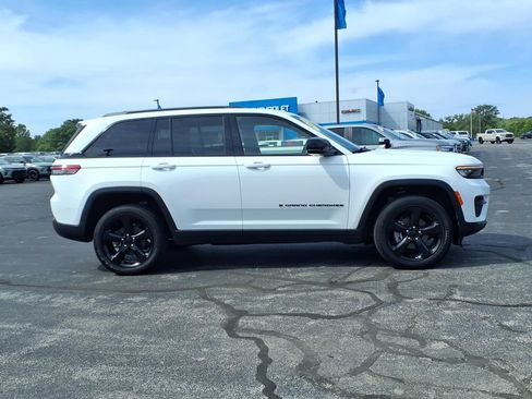 Used 2023 Jeep Grand Cherokee Altitude AWD/4WD image 12