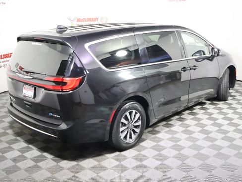 Used 2023 Chrysler Pacifica Touring-L FWD image 4