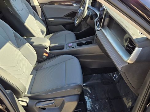 Certified 2025 Volkswagen Tiguan SE w/ Panoramic Sunroof Package AWD/4WD image 18
