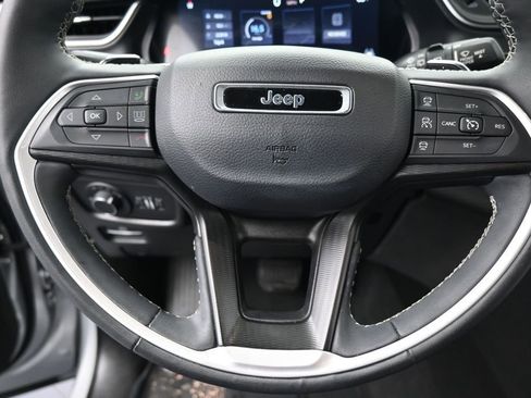 Used 2023 Jeep Grand Cherokee Altitude AWD/4WD image 31