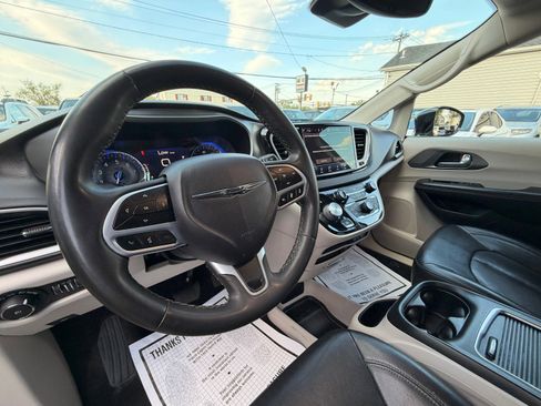 Used 2022 Chrysler Pacifica Touring-L FWD image 23