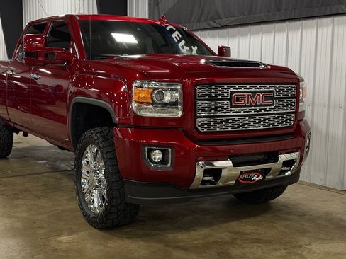 Used 2018 GMC Sierra 2500 Denali w/ Duramax Plus Package AWD/4WD image 6