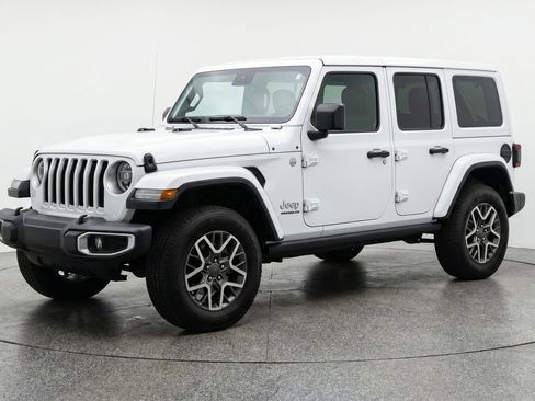 Used 2025 Jeep Wrangler Sahara image 3