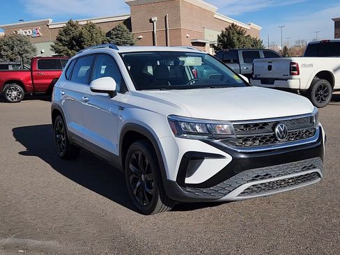 Used 2022 Volkswagen Taos SE w/ Panoramic Sunroof Package image 4
