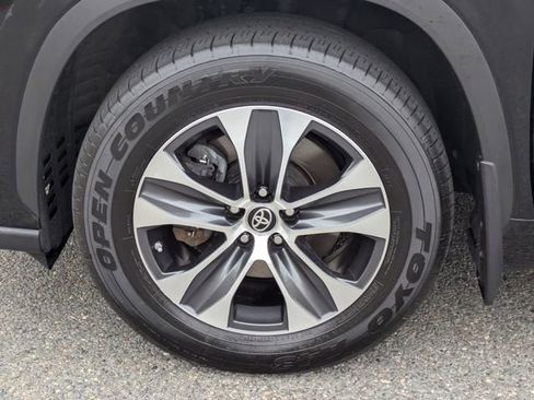Certified 2024 Toyota Highlander XLE AWD/4WD image 16