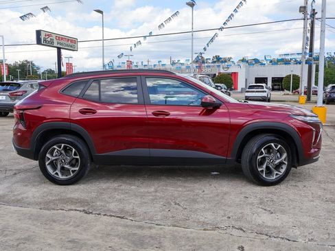 Used 2025 Chevrolet Trax LT FWD image 22