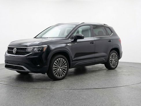 Used 2025 Volkswagen Taos SE image 2