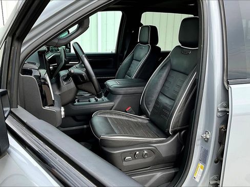 Used 2024 GMC Sierra 2500 AT4X image 33