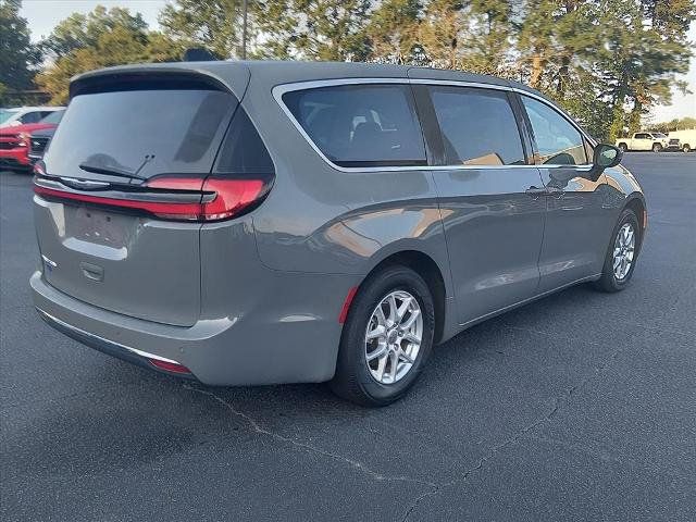 Used 2023 Chrysler Pacifica Touring-L FWD image 4