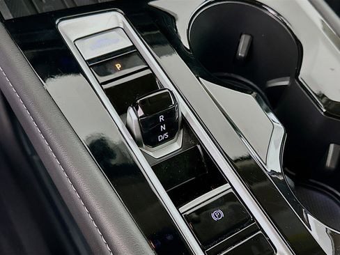 Used 2025 Volkswagen Atlas SE image 24