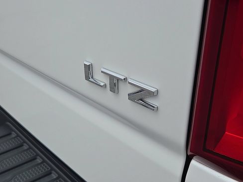 Used 2022 Chevrolet Silverado 1500 LTZ w/ LTZ Convenience Package II AWD/4WD image 16
