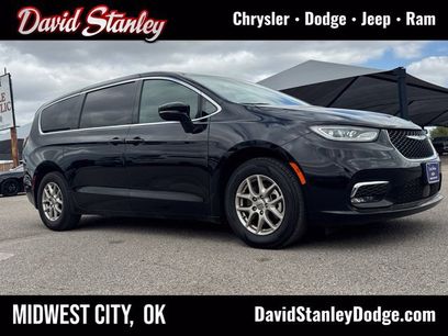 Used 2025 Chrysler Pacifica Select